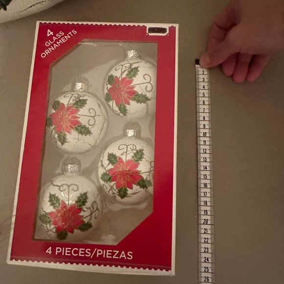 4 Christmas Ornaments set with flower mistletoe red green white - Picture 4 of 5